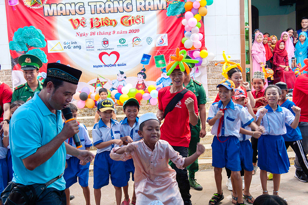 Trao quà Trung thu và lồng đèn cho học sinh vùng biên giới Nhơn Hội