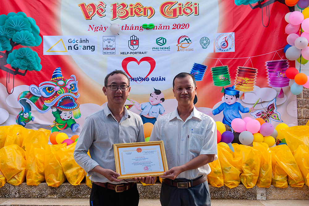 Trao quà Trung thu và lồng đèn cho học sinh vùng biên giới Nhơn Hội