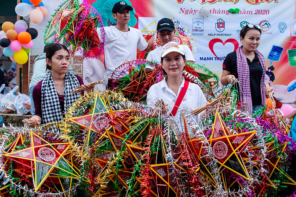 Trao quà Trung thu và lồng đèn cho học sinh vùng biên giới Nhơn Hội