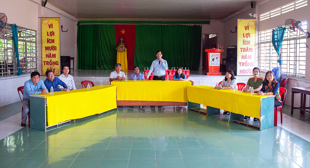 Phó Chủ tịch UBND tỉnh An Giang Lê Văn Phước thăm, tặng quà trung thu người già, trẻ em có hoàn cảnh đặc biệt