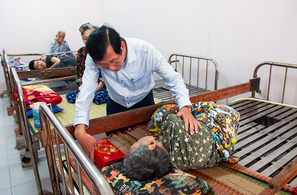 Phó Chủ tịch UBND tỉnh An Giang Lê Văn Phước thăm, tặng quà trung thu người già, trẻ em có hoàn cảnh đặc biệt