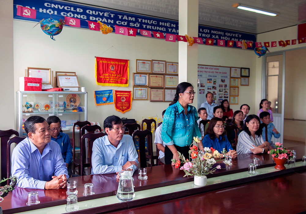 Phó Chủ tịch UBND tỉnh An Giang Lê Văn Phước thăm, tặng quà trung thu người già, trẻ em có hoàn cảnh đặc biệt
