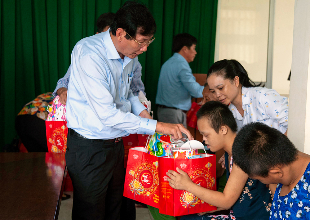 Phó Chủ tịch UBND tỉnh An Giang Lê Văn Phước thăm, tặng quà trung thu người già, trẻ em có hoàn cảnh đặc biệt