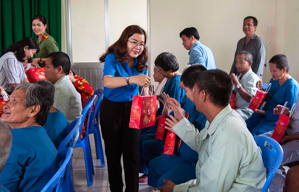 Phó Chủ tịch UBND tỉnh An Giang Lê Văn Phước thăm, tặng quà trung thu người già, trẻ em có hoàn cảnh đặc biệt