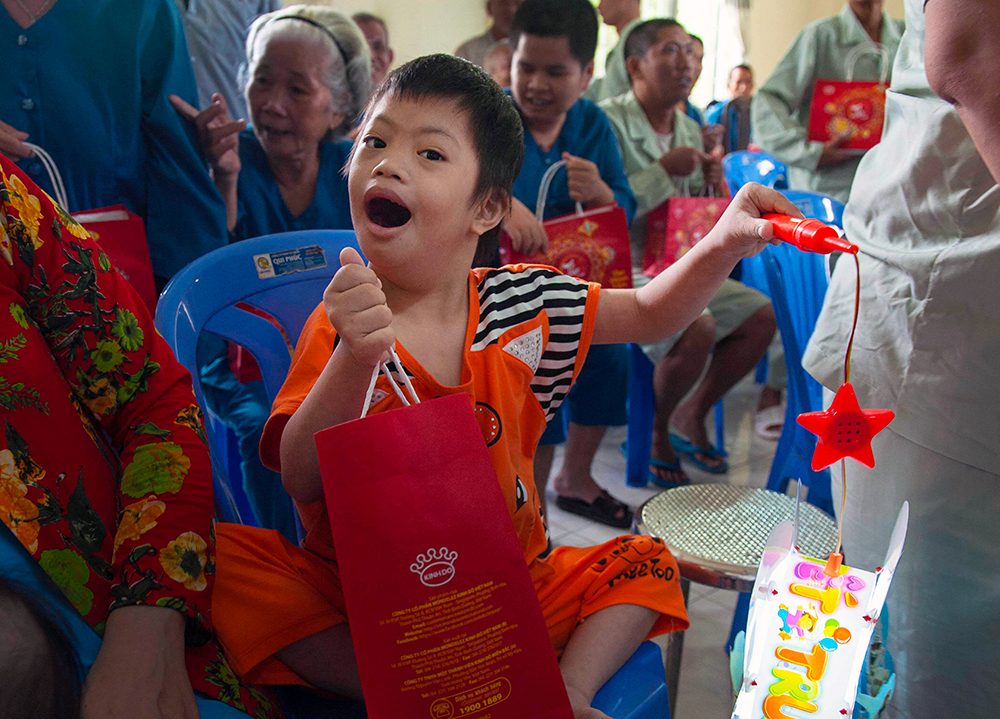 Phó Chủ tịch UBND tỉnh An Giang Lê Văn Phước thăm, tặng quà trung thu người già, trẻ em có hoàn cảnh đặc biệt