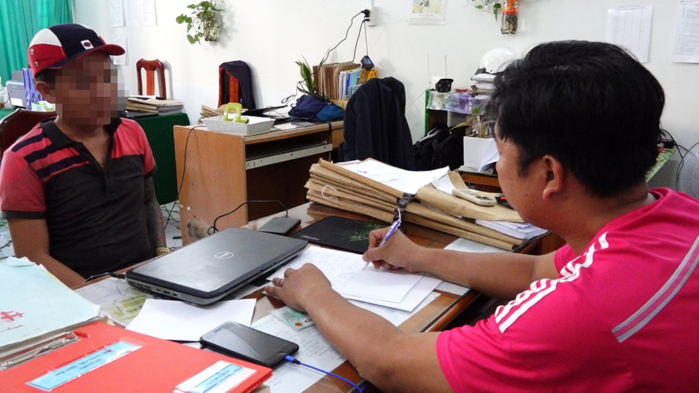 Hàng chục phụ nữ, đàn ông tụ tập đánh bài