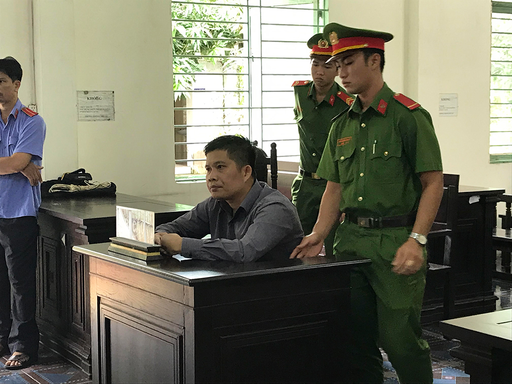 Nguyên thư ký toà án nhận 4 năm tù