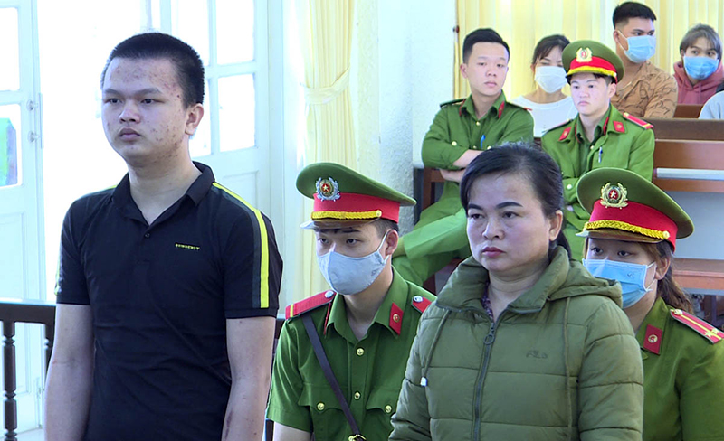 Bắn chết chồng và cha, hai mẹ con lãnh 36 năm tù