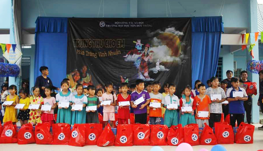 Gần 3.000 phần quà Tết Trung thu cho trẻ em có hoàn cảnh khó khăn xã Vĩnh Nhuận