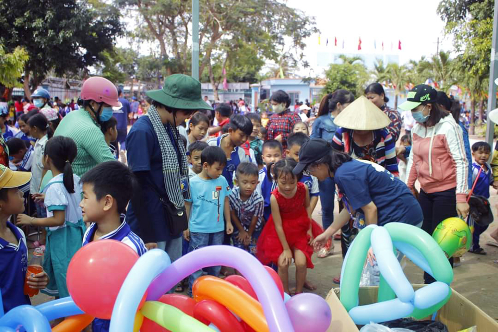 Gần 3.000 phần quà Tết Trung thu cho trẻ em có hoàn cảnh khó khăn xã Vĩnh Nhuận