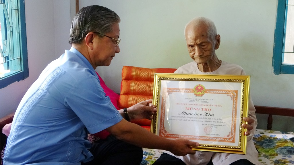 Chúc thọ 3 cụ người Khmer trên 100 tuổi