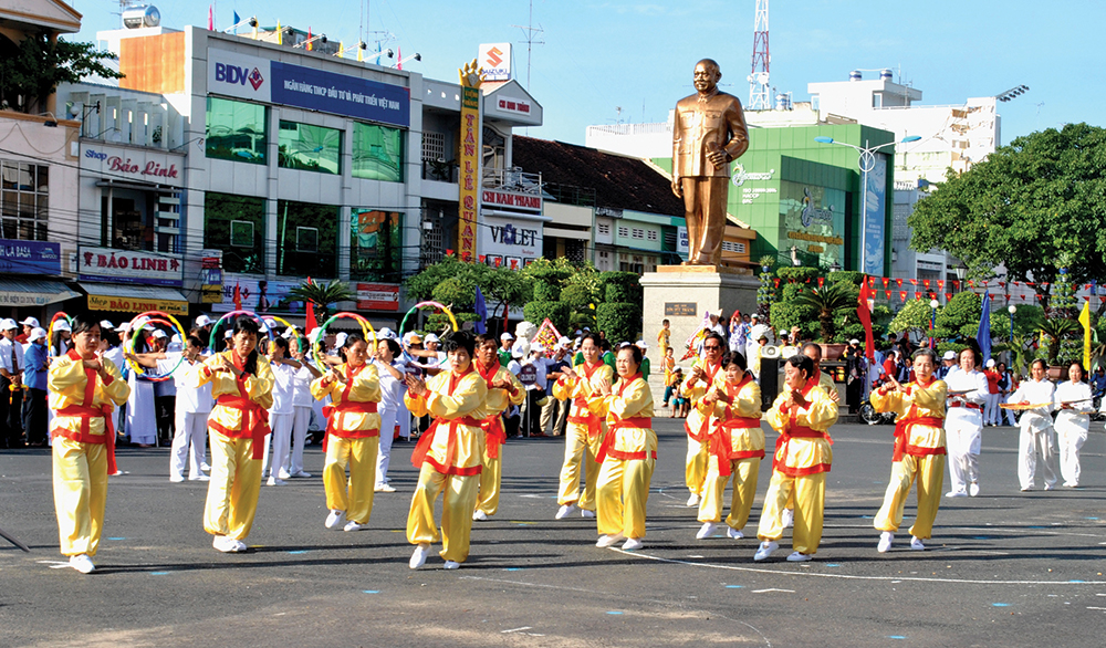 “Cây cao, bóng cả” tỏa sáng muôn nhà