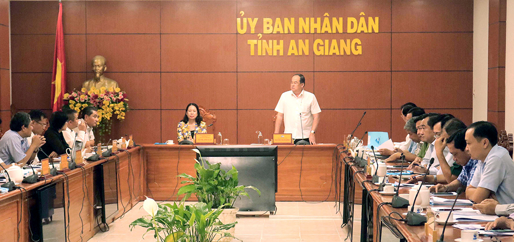 Đoàn đại biểu Quốc hội tiếp xúc UBND và các sở, ngành tỉnh