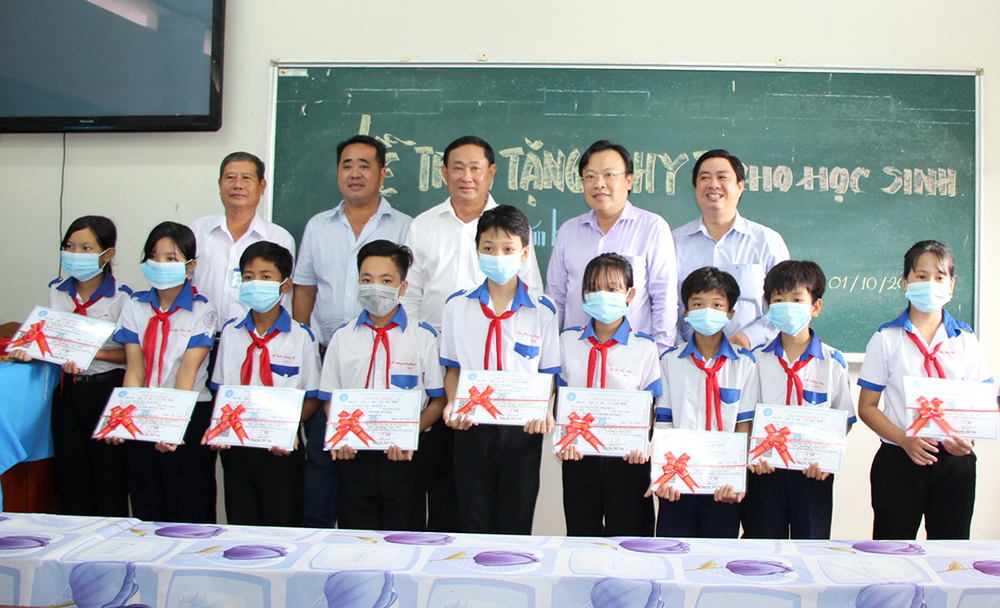 UBMTTQVN tỉnh An Giang trao tặng gần 100 thẻ bảo hiểm y tế cho học sinh khó khăn xã Tấn Mỹ và Mỹ Hiệp