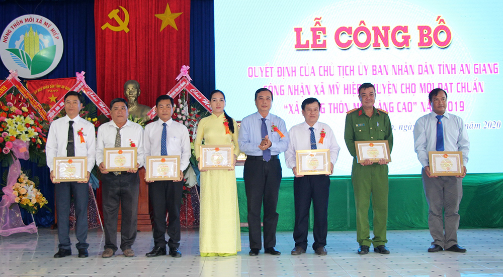 Xã Mỹ Hiệp đón bằng công nhận đạt chuẩn nông thôn mới nâng cao