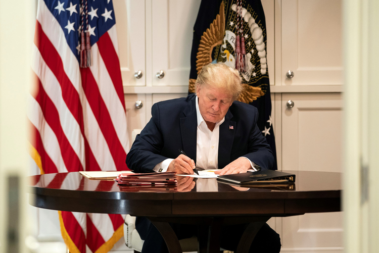 Nhà Trắng công bố ảnh Tổng thống Trump điều hành công việc từ phòng bệnh
