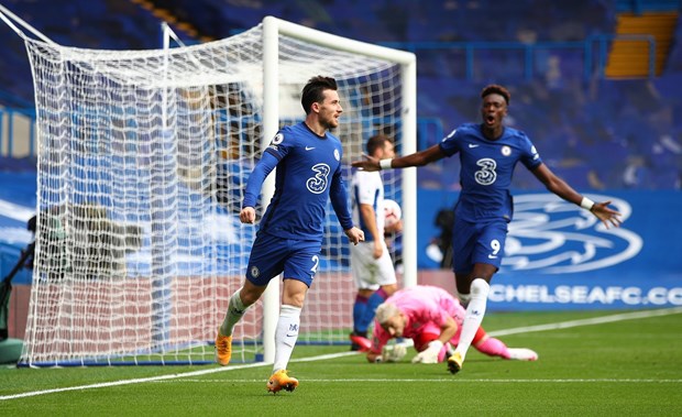 James giúp Everton lên ngôi đầu, Leeds chia điểm với Man City