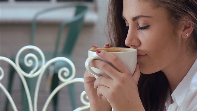 Nên uống cà phê trước hay sau khi ăn sáng?