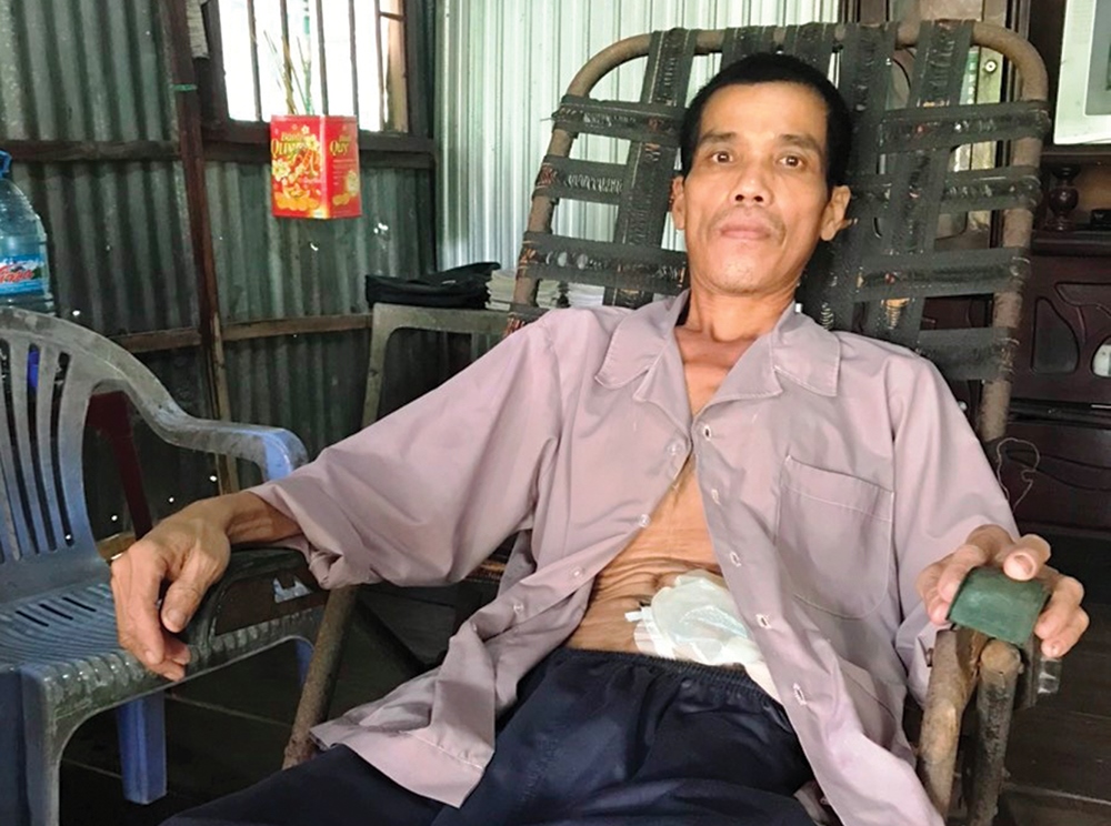 Người đàn ông bị tắc ruột rất cần được giúp đỡ