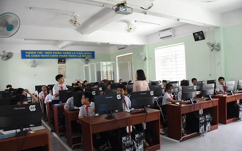 Không "thả nổi" việc cho học sinh sử dụng điện thoại trong giờ học