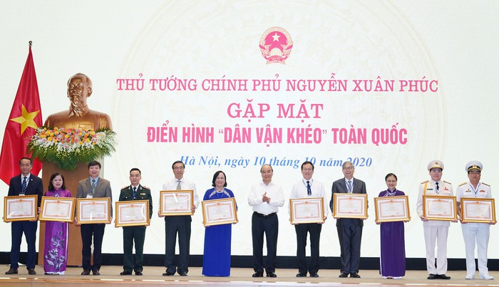 Thủ tướng Nguyễn Xuân Phúc: Dân vận là phải xắn tay áo lo việc cho dân