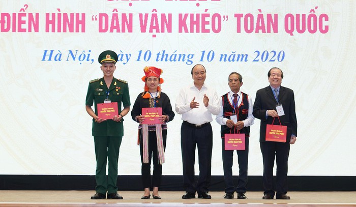 Thủ tướng Nguyễn Xuân Phúc: Dân vận là phải xắn tay áo lo việc cho dân