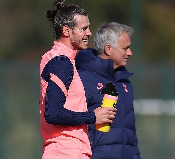 MU cẩn thận Cavani, Mourinho mừng rỡ Bale