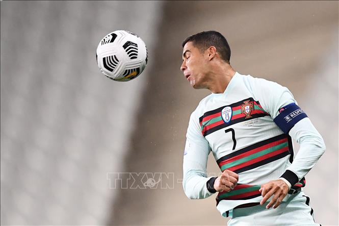 Siêu sao bóng đá Cristiano Ronaldo dương tính với virus SARS-CoV-2