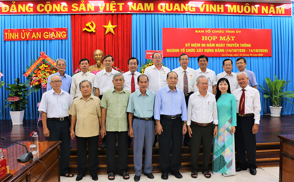 Ngành tổ chức xây dựng Đảng: Phát huy truyền thống, đoàn kết, nỗ lực góp phần xây dựng, phát triển quê hương