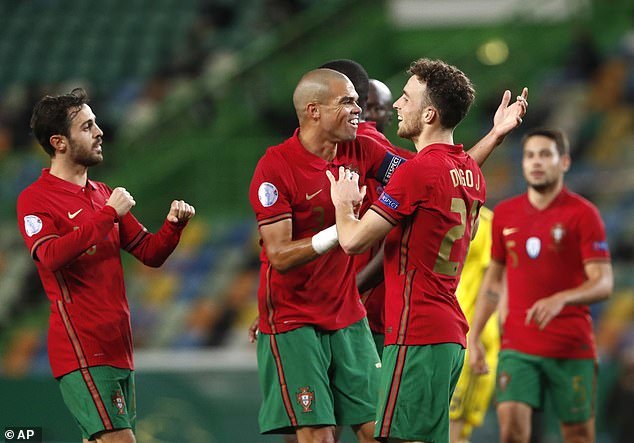 Vắng Ronaldo, Bồ Đào Nha vẫn "nghiền nát" Thụy Điển