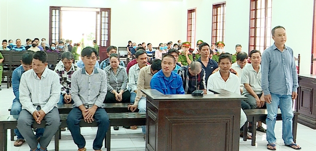 Trường gà, sòng tài xỉu trong khu... nhà mồ