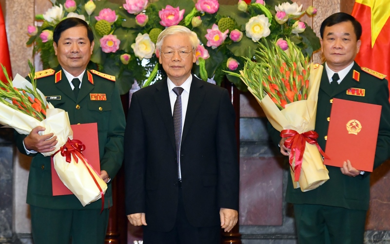 Tổng Bí thư, Chủ tịch nước Nguyễn Phú Trọng trao Quyết định thăng quân hàm Thượng tướng cho hai sĩ quan quân đội