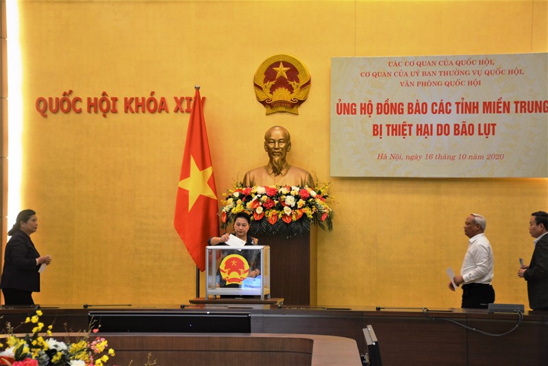 Văn phòng Quốc hội quyên góp ủng hộ đồng bào miền trung