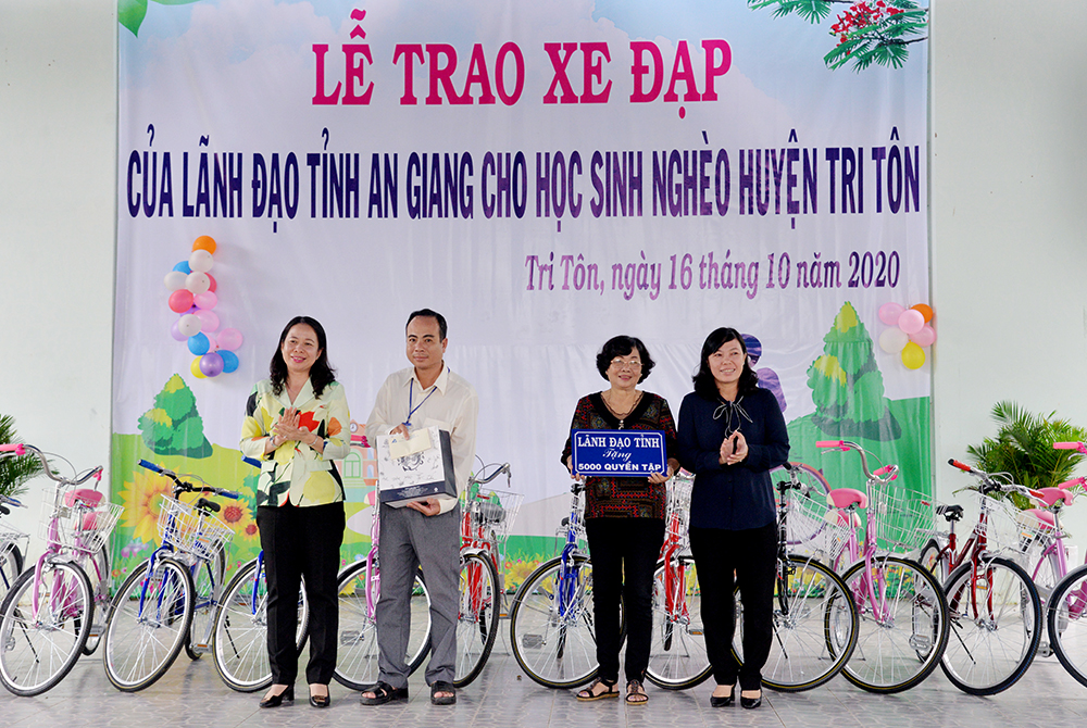 Bí thư Tỉnh ủy thăm cán bộ hưu trí và tặng xe đạp học sinh nghèo huyện Tri Tôn