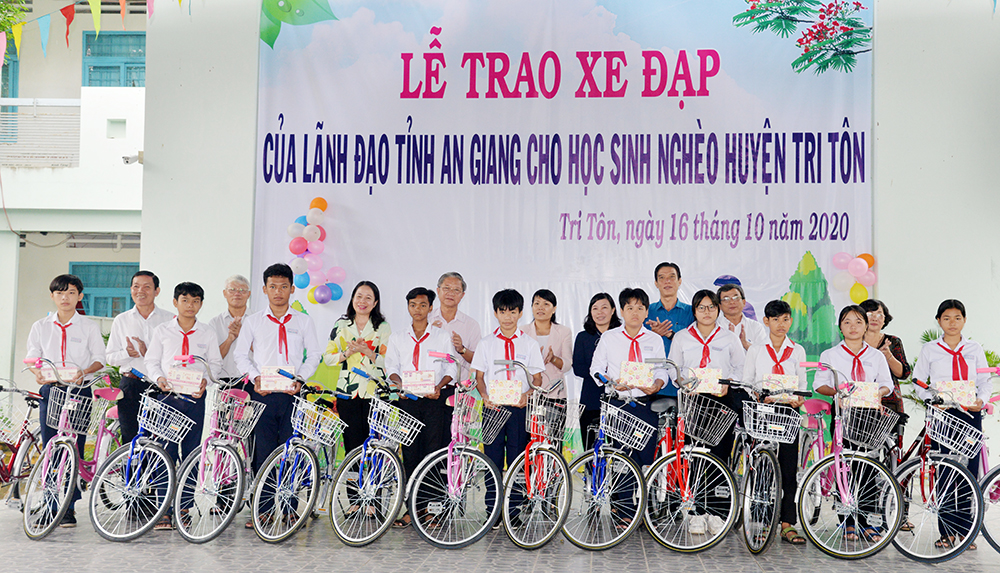 Bí thư Tỉnh ủy thăm cán bộ hưu trí và tặng xe đạp học sinh nghèo huyện Tri Tôn