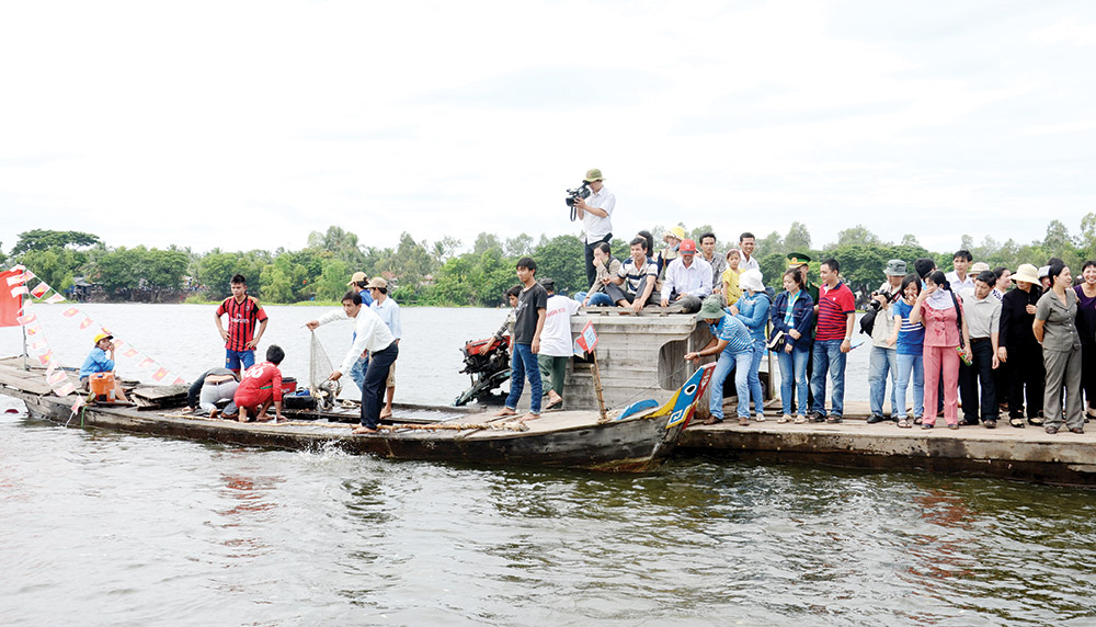 Khai thác du lịch búng Bình Thiên
