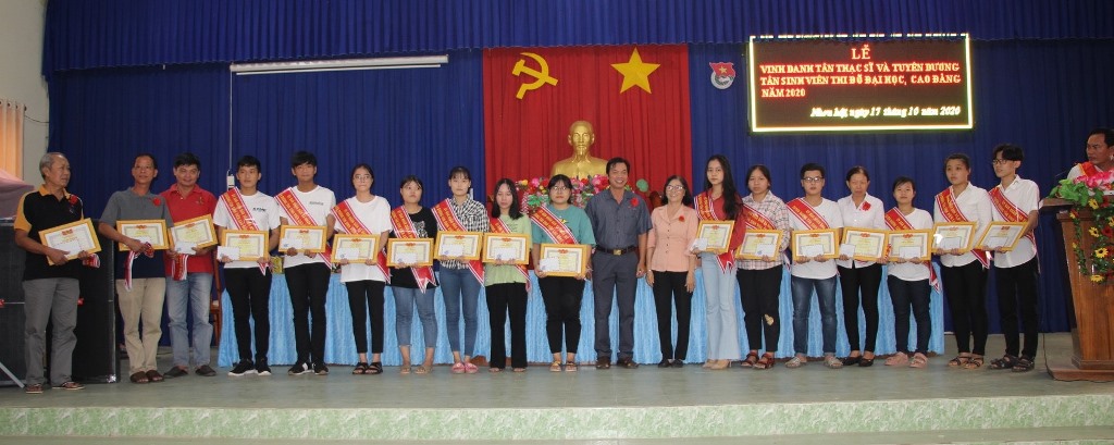 Vinh danh 2 thạc sĩ và tuyên dương 129 tân sinh viên thi đỗ đại học, cao đẳng, trung cấp