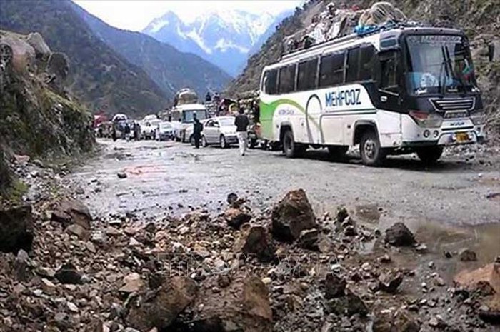 Lở đất chôn vùi xe khách chở 15 người ở Pakistan