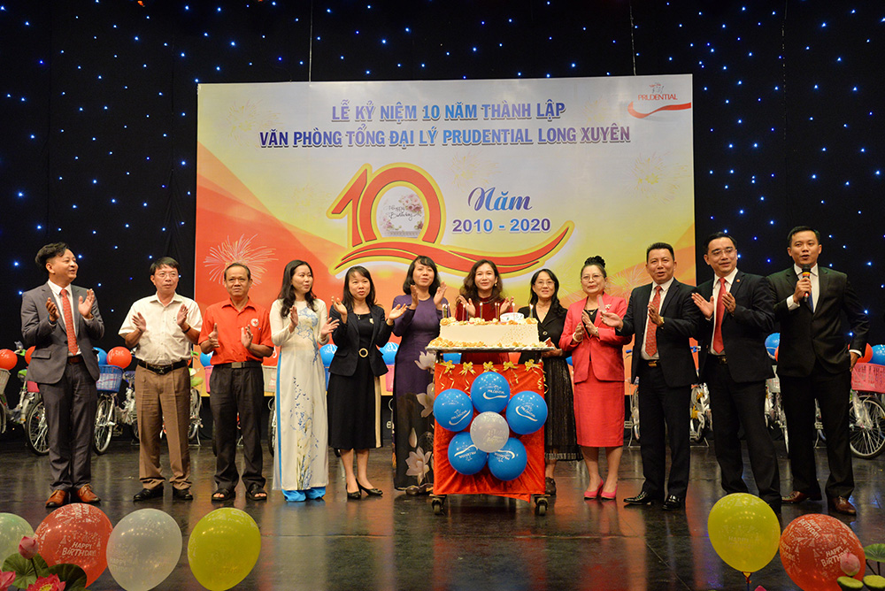 Văn phòng Tổng đại lý Prudential Long Xuyên tổ chức lễ kỷ niệm 10 năm thành lập