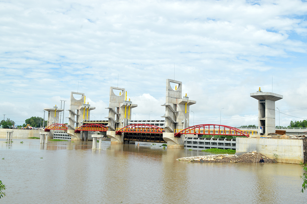 Vận hành mở cống Trà Sư kiểm soát lũ