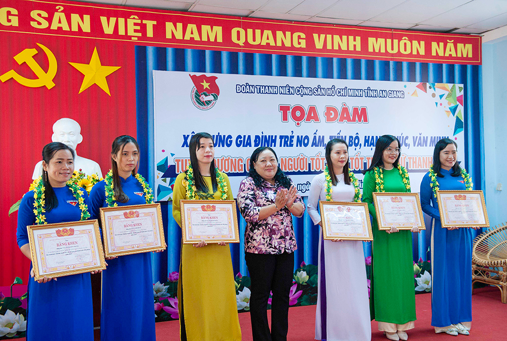 Tọa đàm xây dựng gia đình trẻ no ấm, tiến bộ, hạnh phúc, văn minh