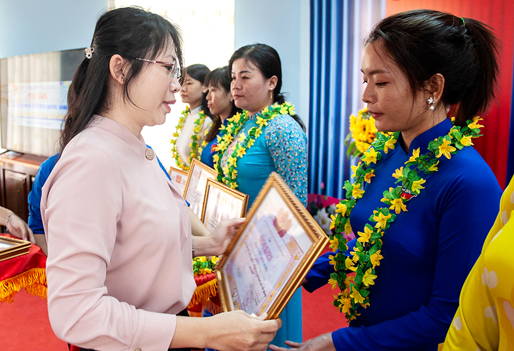 Tọa đàm xây dựng gia đình trẻ no ấm, tiến bộ, hạnh phúc, văn minh
