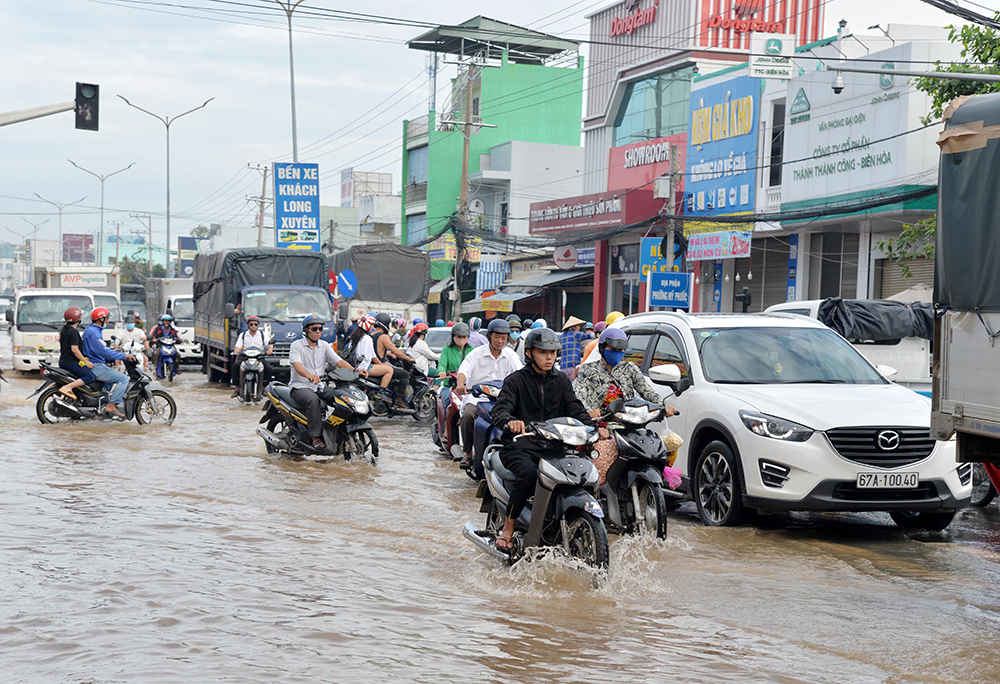 Triều cường lên cao gây ngập nhiều tuyến đường nội ô TP. Long Xuyên