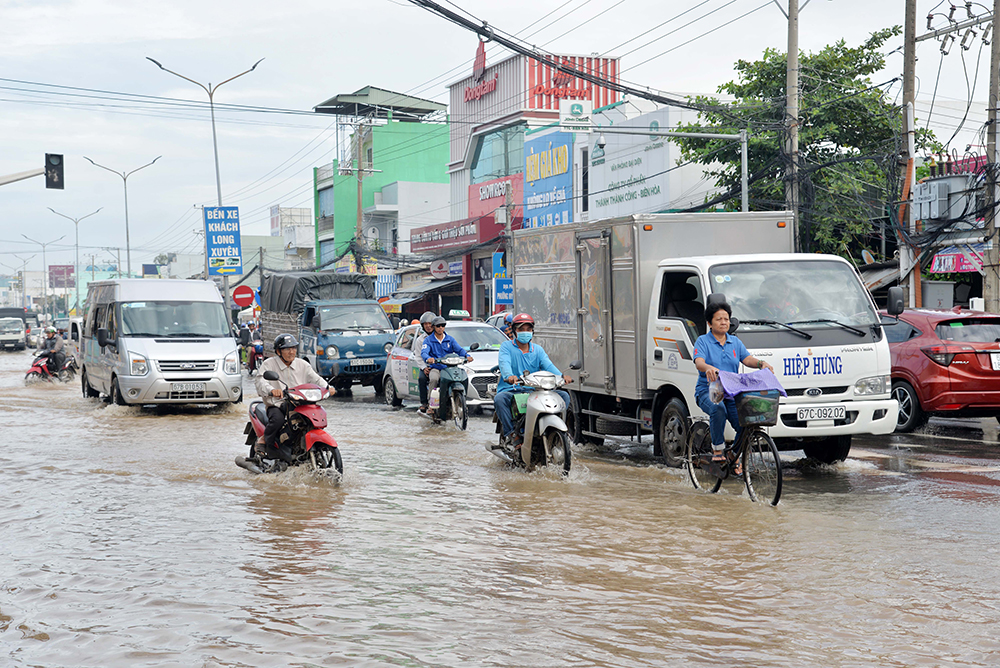 Triều cường lên cao gây ngập nhiều tuyến đường nội ô TP. Long Xuyên
