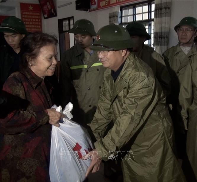 Phó Thủ tướng Trịnh Đình Dũng thăm, động viên người dân vùng lũ Quảng Bình