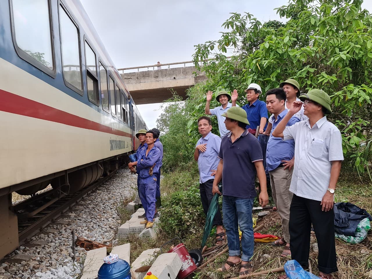 Đường sắt Bắc-Nam thông tuyến, sẵn sàng vận chuyển miễn phí hàng cứu trợ đến miền Trung
