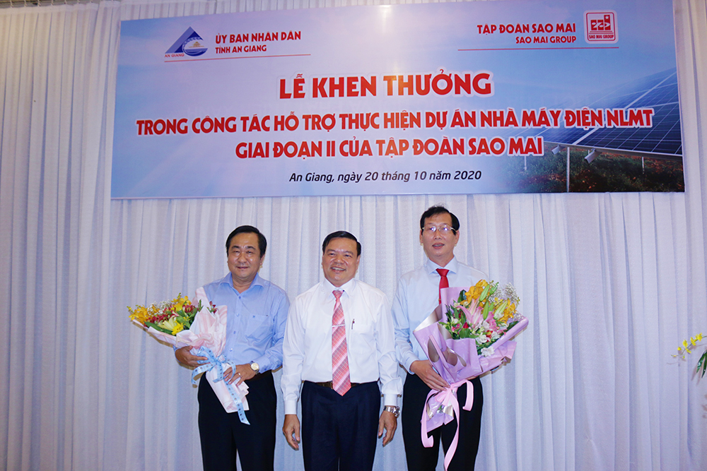 Tuyên dương những tập thể, cá nhân tiêu biểu hỗ trợ Nhà máy điện mặt trời Sao Mai