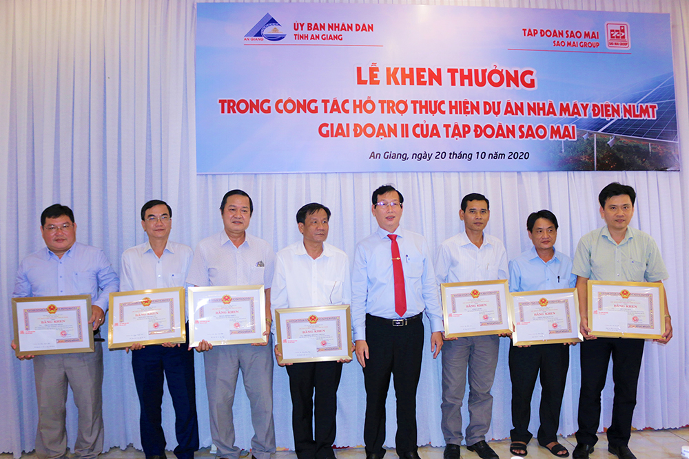 Tuyên dương những tập thể, cá nhân tiêu biểu hỗ trợ Nhà máy điện mặt trời Sao Mai