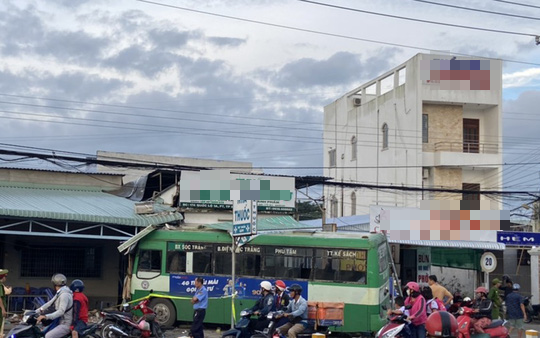 Sóc Trăng: Xe buýt lao vào nhà thuốc và quán cơm, nhiều người chạy tán loạn