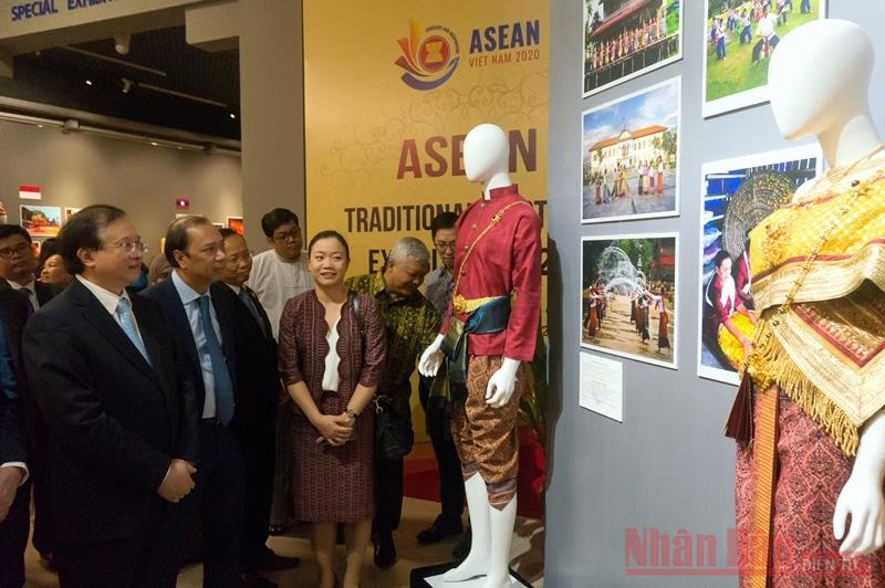 Sắc màu văn hóa đa dạng trong trang phục truyền thống ASEAN